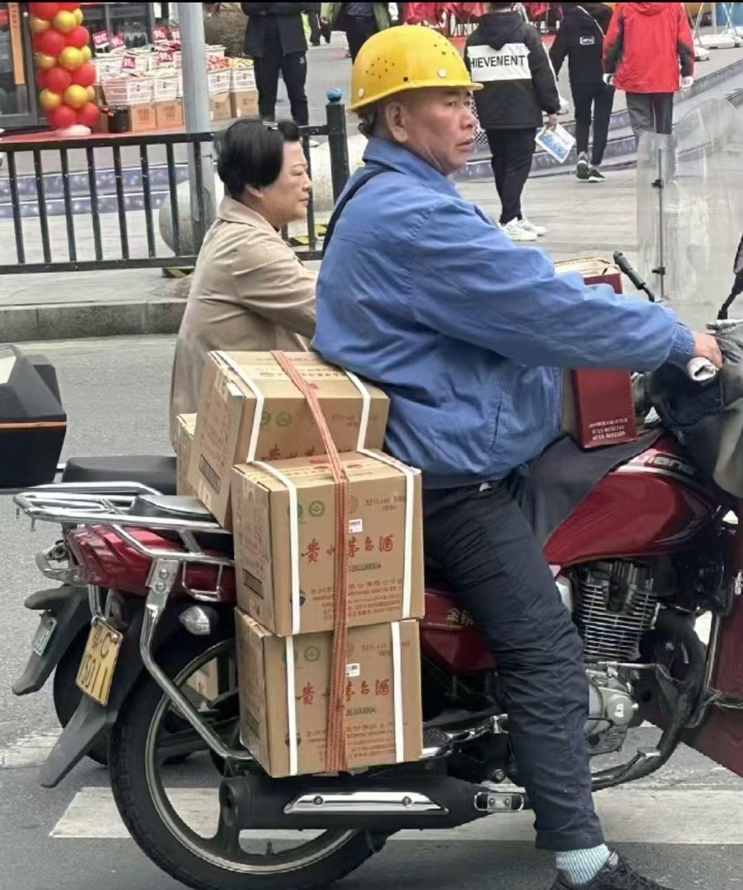 这个大哥的摩托骑的好