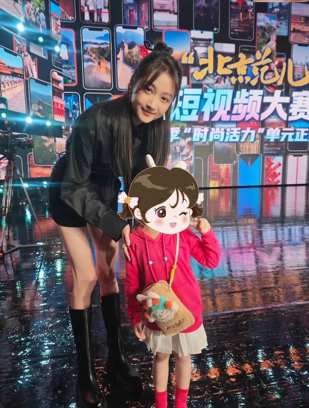关晓彤参加活动与小朋友的合影📸这比例🐮​​​