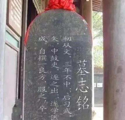 今日台风过境景区闭园，偶读流传甚广的《杨一笑墓志铭》，乃悟一笑而过，悲喜无明……