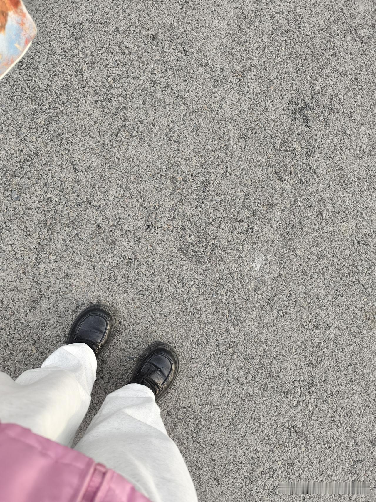 我是乌鲁木齐人，73年属牛的，今年53岁。我活到53岁很少穿白裤子。不为