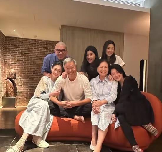悄悄讲一句张瑞振不是s家的友好报道唯一合作者吗？！他文章中讲s妈在朋友的陪伴下