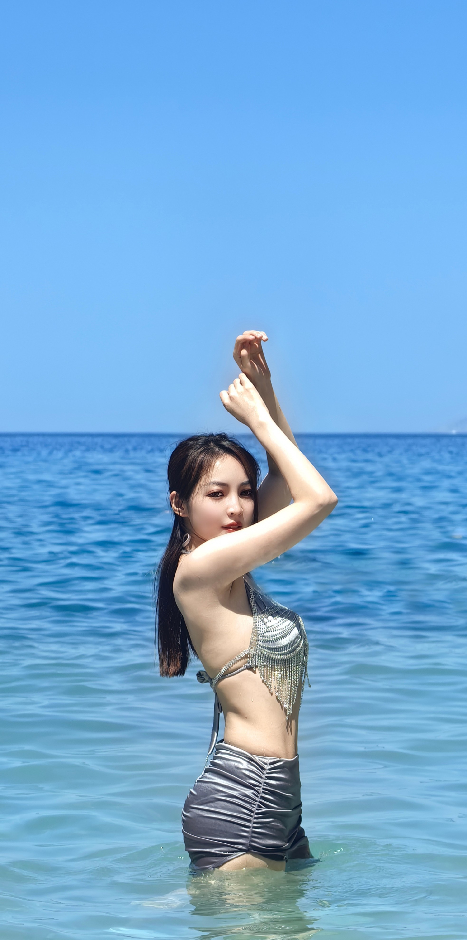 王钟瑶，黑色泳装，冷酷迷人