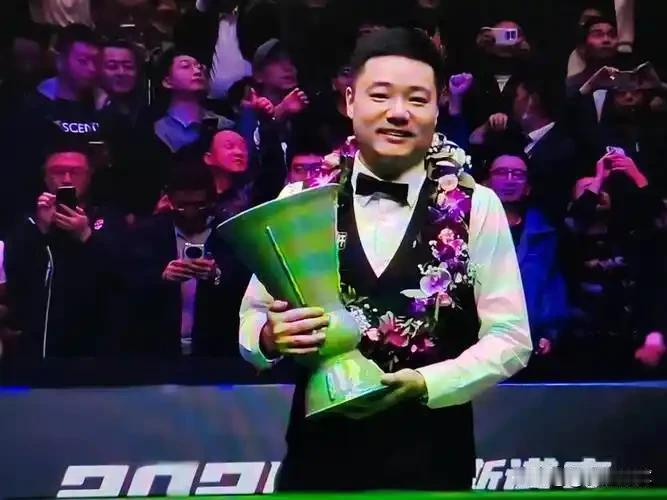 丁俊晖，究其一生没能拿到的世锦赛冠军，被两个后起之秀接连两年捧得。作为中国斯诺