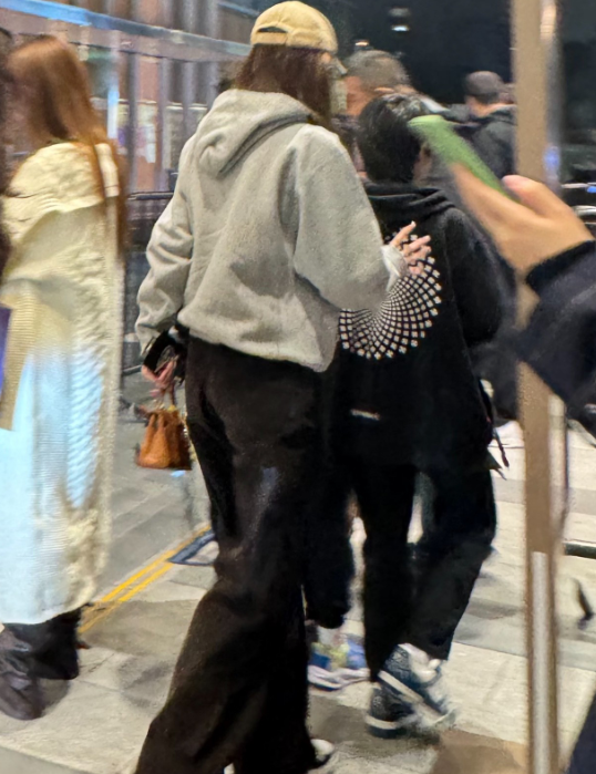 Angelababy在上海被偶遇，小海绵长好高了。Angelababy和小海