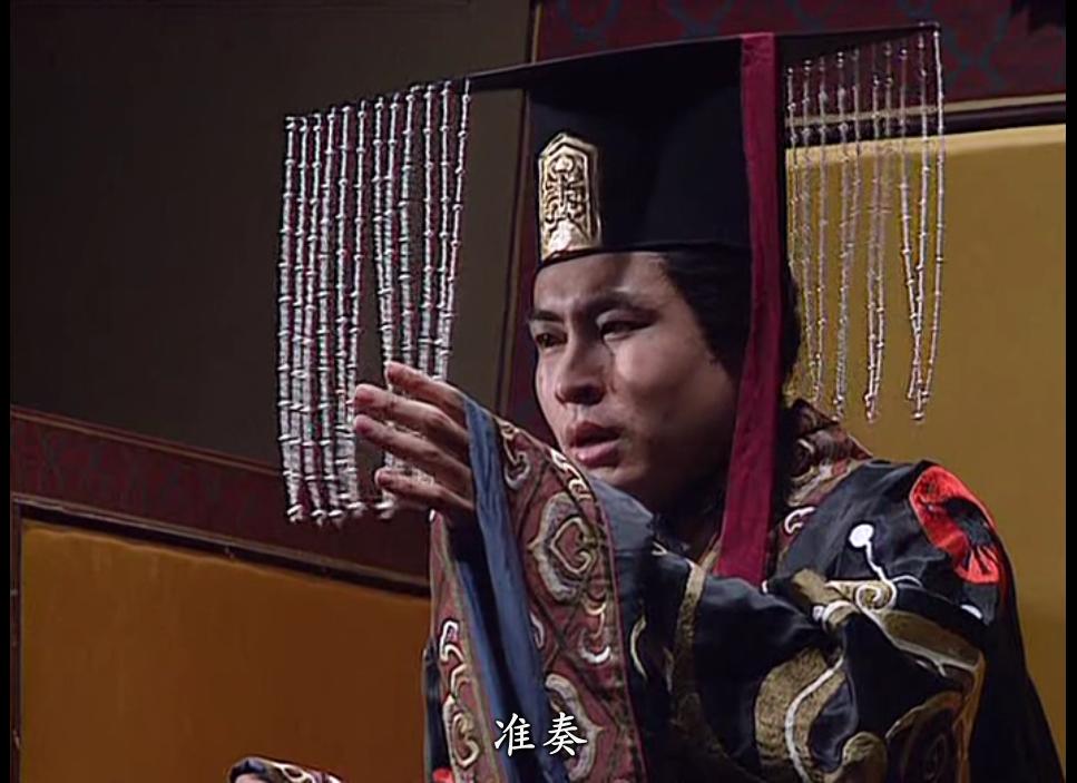 凳子是汉灵帝从胡人那里引进的。从此汉人就不用老是跪坐了。汉灵帝虽不是明君，但不