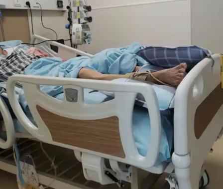 又是典型的和稀泥！重庆高新区七旬老人被打断四根肋骨，对方掏8万块赔偿，民警就调解