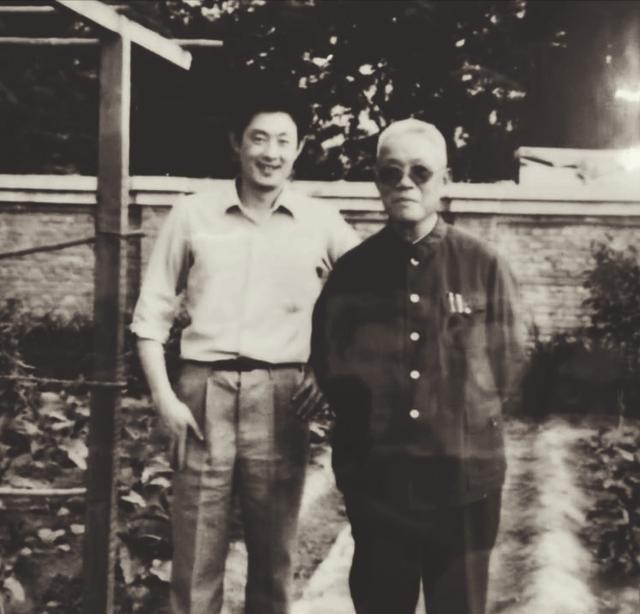 1974年3月，兰州军区召开了一次干部会议，突然有人站起来，竟讲：“韩司令，