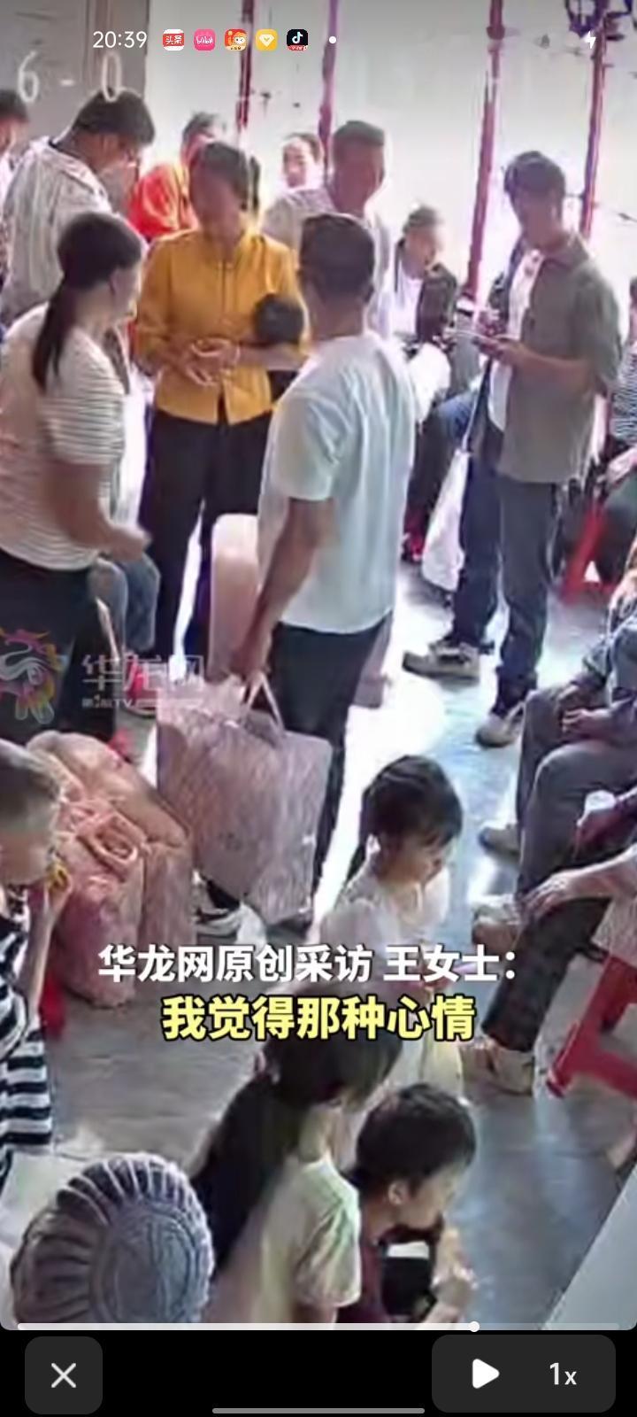 8月11日，昭通市镇雄县。女子产后第五天，娘家来了五十多人看望，开了一个多小时的