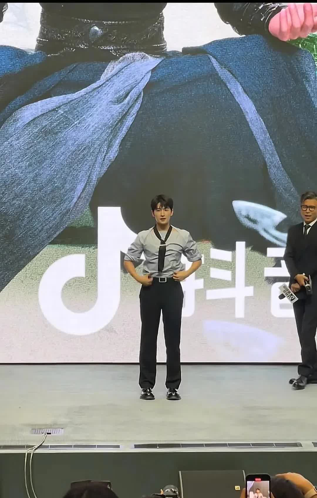 杨洋到底有180没?五五开比例超绝大盆骨还不会搭配，太虐了，男明星都不用身材管理
