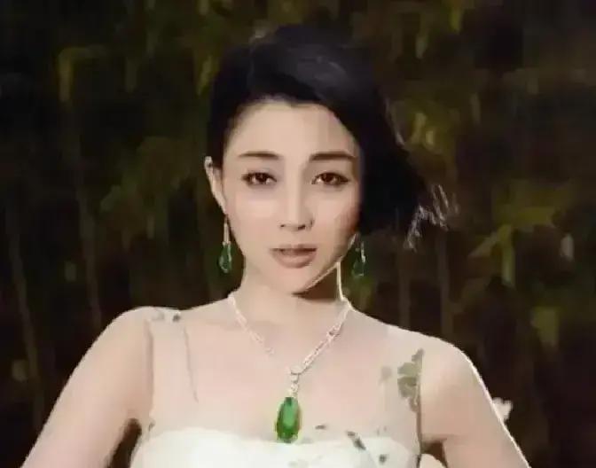 2006年，有人指着殷桃鼻子说：“你不过是个演员。”这句话像个钉子，被她按进