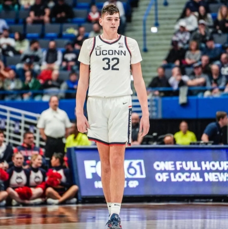 这一战彻底证明克林根的上限不高。他的未来只能是合格蓝领，做不了首发大C。参考对