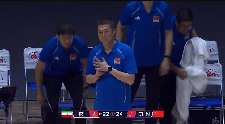 真惊险，中国女排第二局25：23险胜伊朗队。伊朗队比分追到22：24时，赵勇终