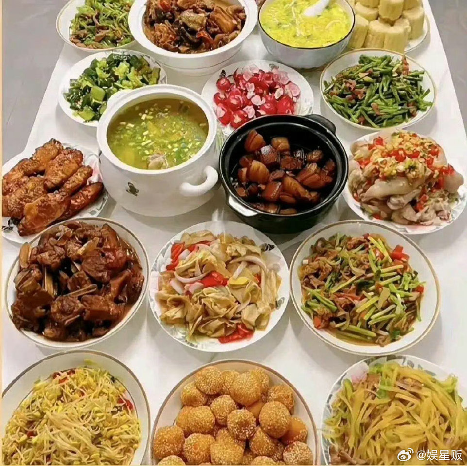 三个朋友叫吃饭，吃谁家的​​​