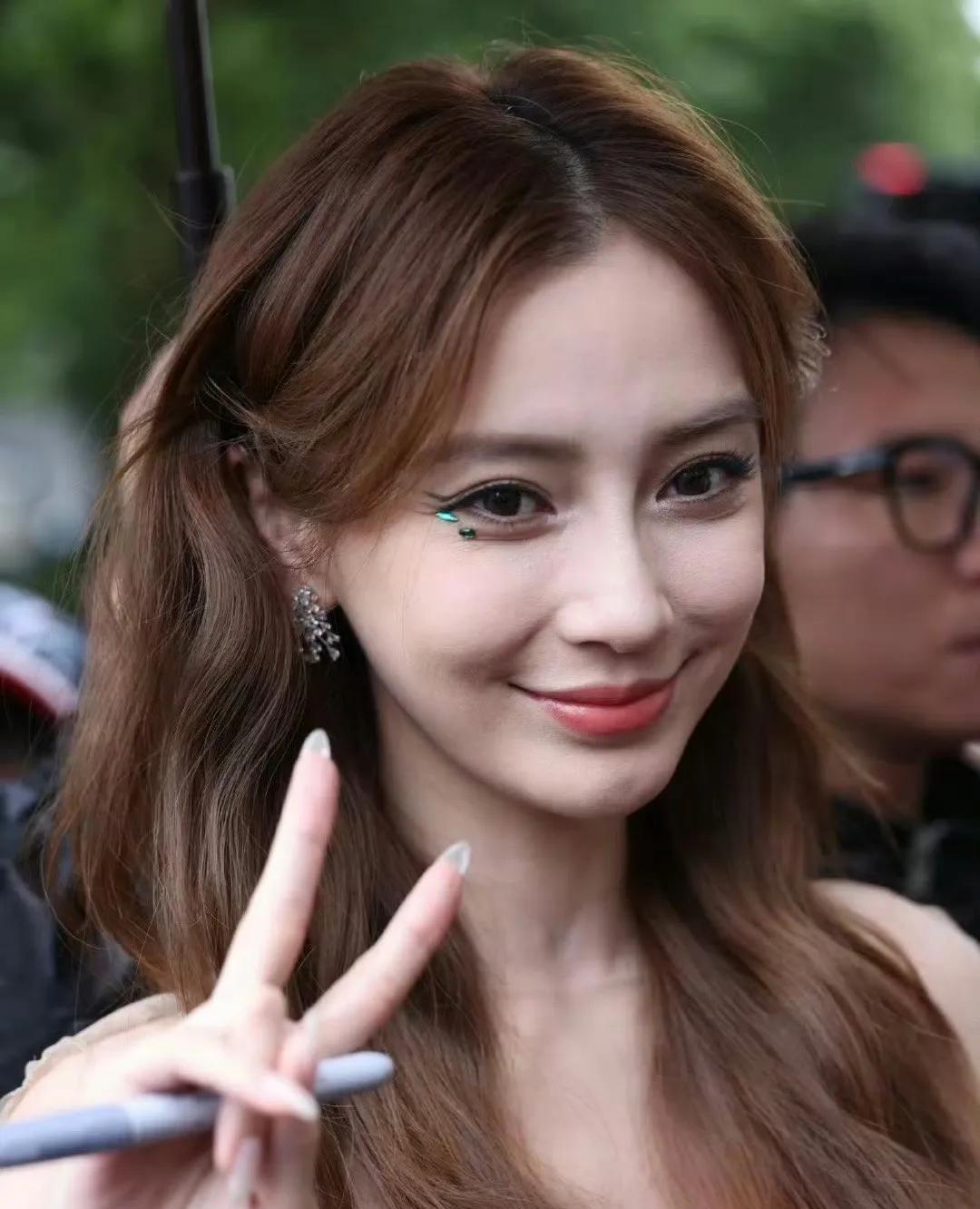 黄晓明应该早就后悔了，想找到baby这种颜值的基本上没可能了。baby给了内娱