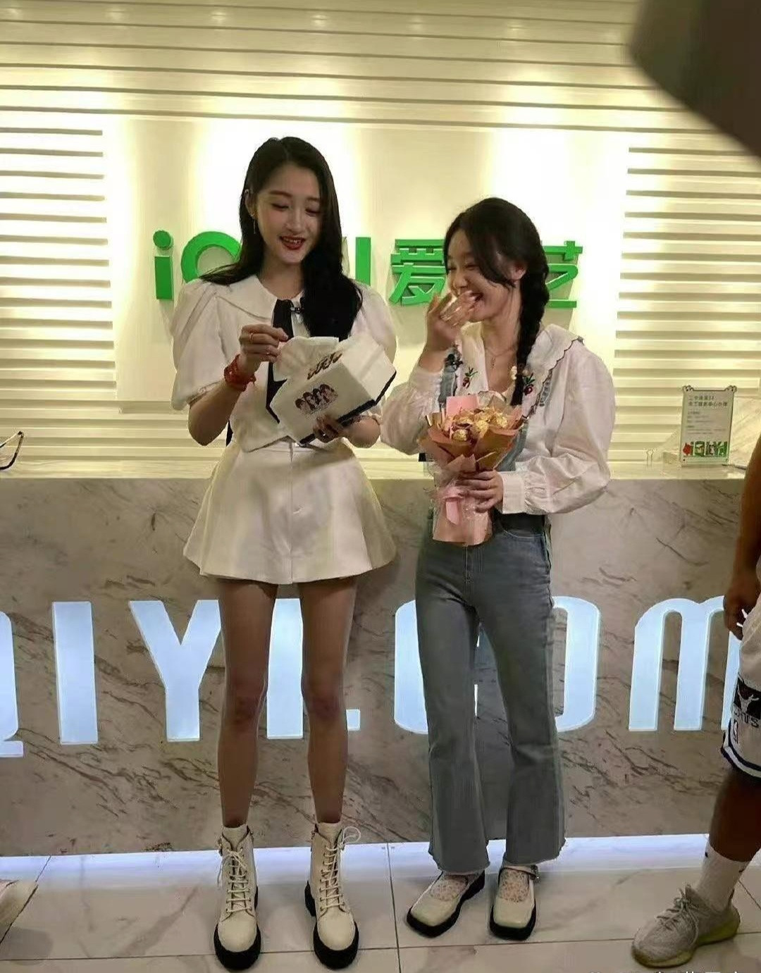 这俩图让我对关晓彤的腿看法变了