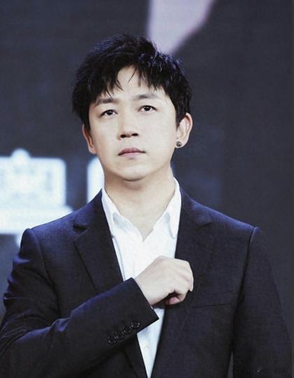 原来潘粤明早就再婚了，妻子小他10岁，心胸大不与董洁纠缠，经历过一段破碎婚姻之后