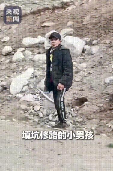 火到央视新闻了！新疆，男子开车经过4500米的高山时在路上碰到了一个小男孩独自在