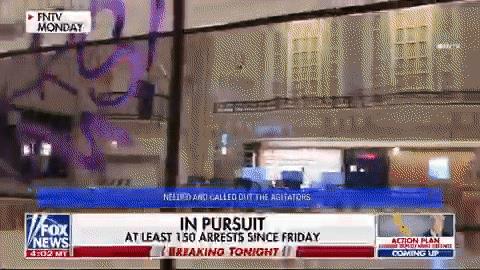 这是发生在美国洛杉矶的一幕：砸了就抢、抢了就跑，美国用了最古老的办法：宵禁。美