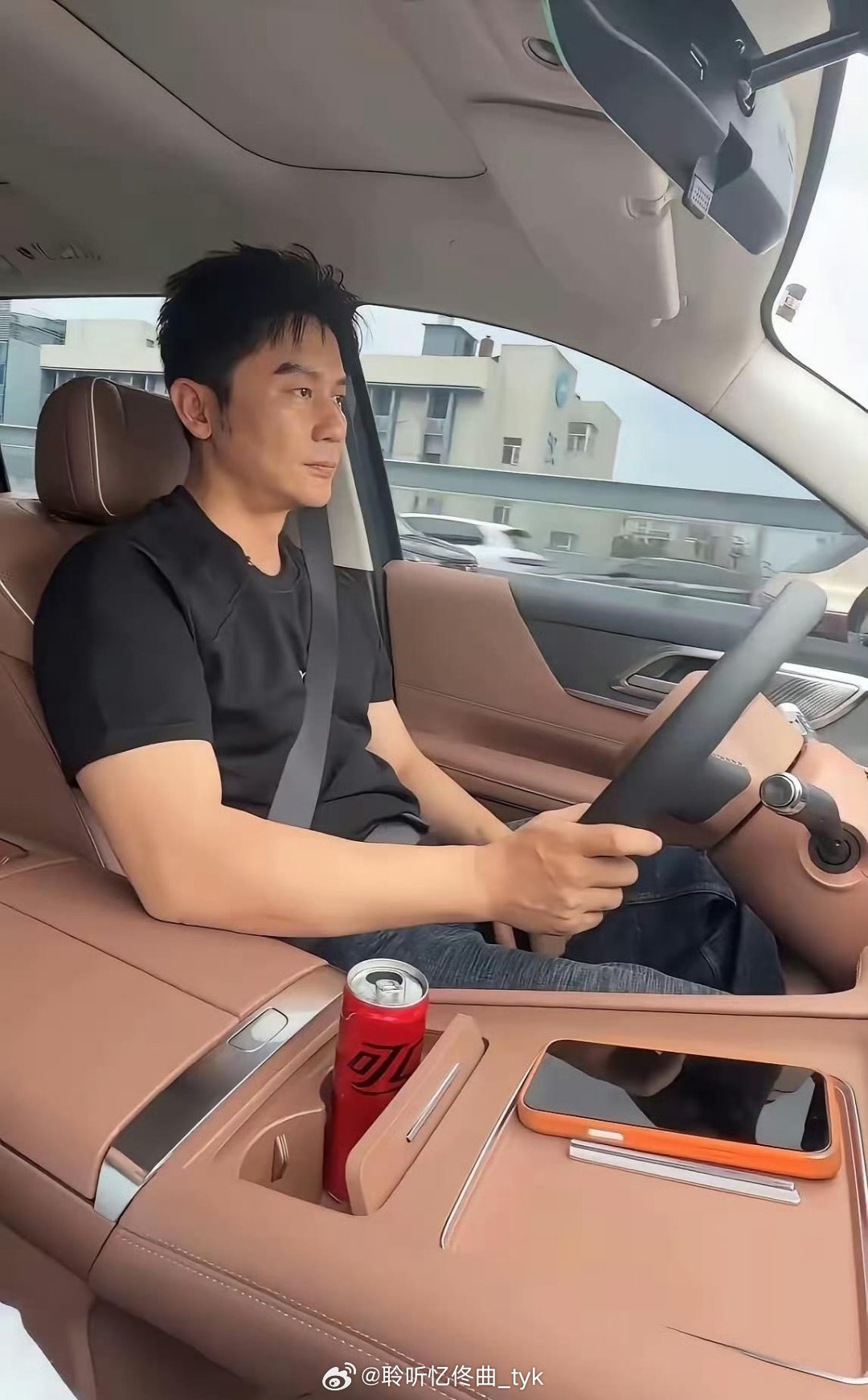 李晨开的是什么车啊，看上去内饰非常豪华