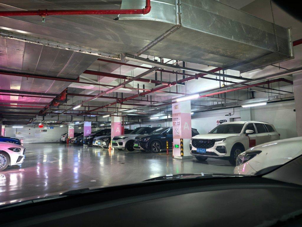 充电位，只有两个绿牌