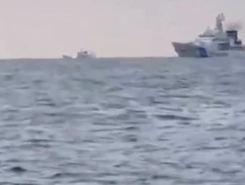 高市早苗刚赢下众议院，日本海保船就去钓鱼岛了，结果碰上了052D版海警船 日