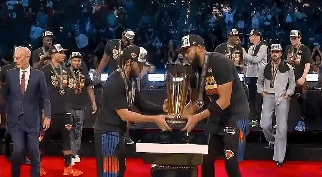 26.5万美元的冠军奖金到手，尼克斯队那个双向合同球员，立刻还清了父亲的医疗贷款