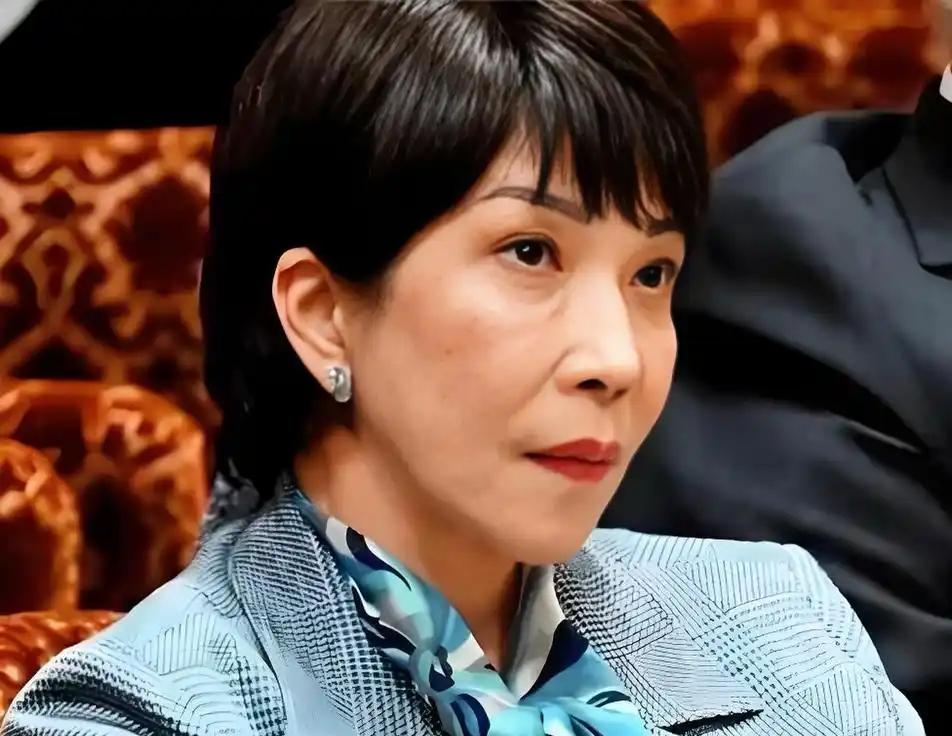 高市早苗估计要倒吸一口了！日本防卫省新闻发布厅的电子屏还亮着“中方舰艇雷达照