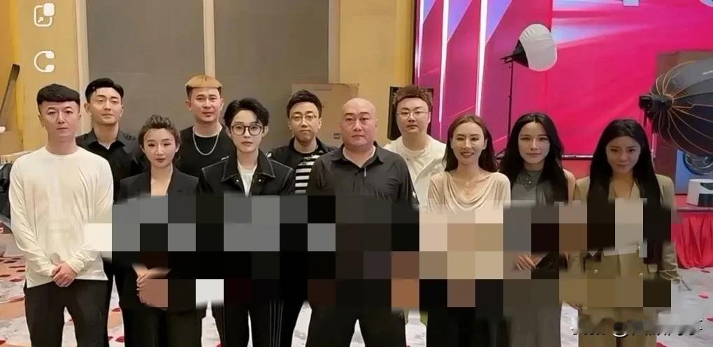 “仙家”一二代徒弟交接棒大合照，齐唱《风飞沙》！全场营业额4800W+圆满结束！