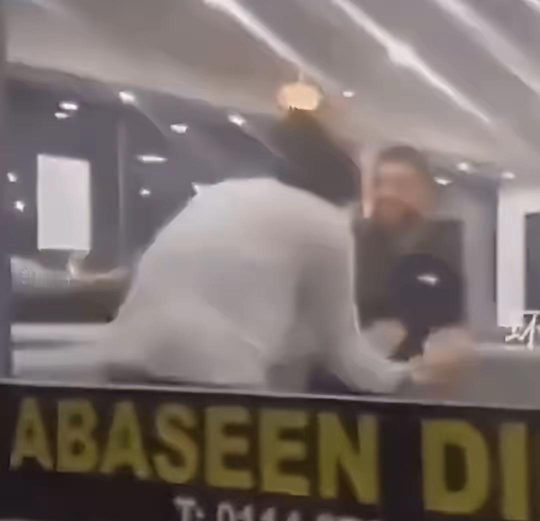 四个印度人在英国一个餐厅吃饭，他们打开菜单，发现有牛肉，认为自己的信仰受到冒犯，