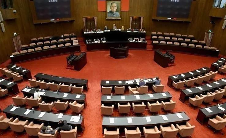 民进党推出“谴责大陆案”，国民党、民众党配合，高票通过。4月24日，台湾地区