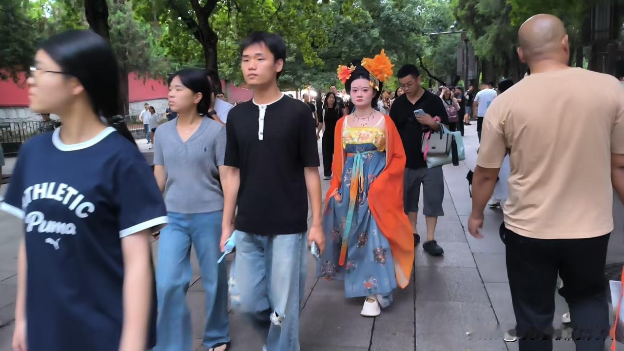 今天晚上，我去西安大唐不夜城玩耍的时候，看到一家陕西特产店。就想着给家里买上