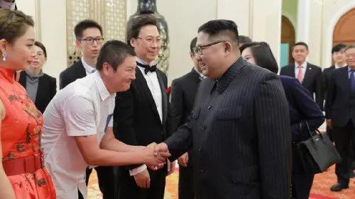 孙楠会不会三天都不洗手？据说他的表演感动了朝鲜领导人，深受喜爱，奖励平壤户口。