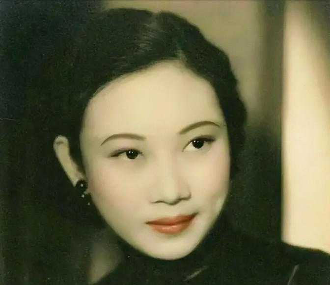 1943年，胡蝶被戴笠霸占。当时，胡蝶气喘吁吁地说：“戴笠，你占了我的身子，却得