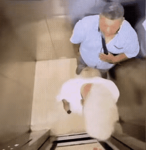 老外不控枪，在电梯里都没处躲！