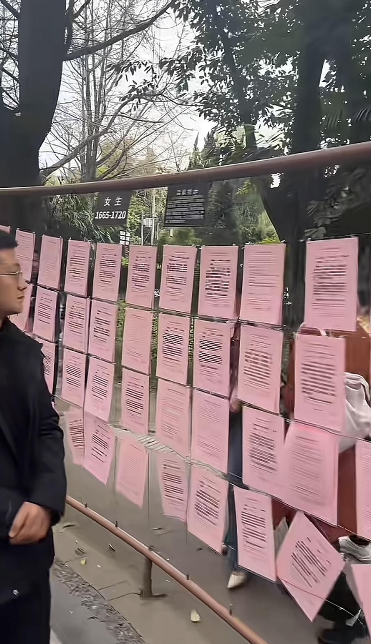 都说我们男生急着结婚，其实我感觉女生也是一样的。这不网友分享了公园里相亲角的一幕