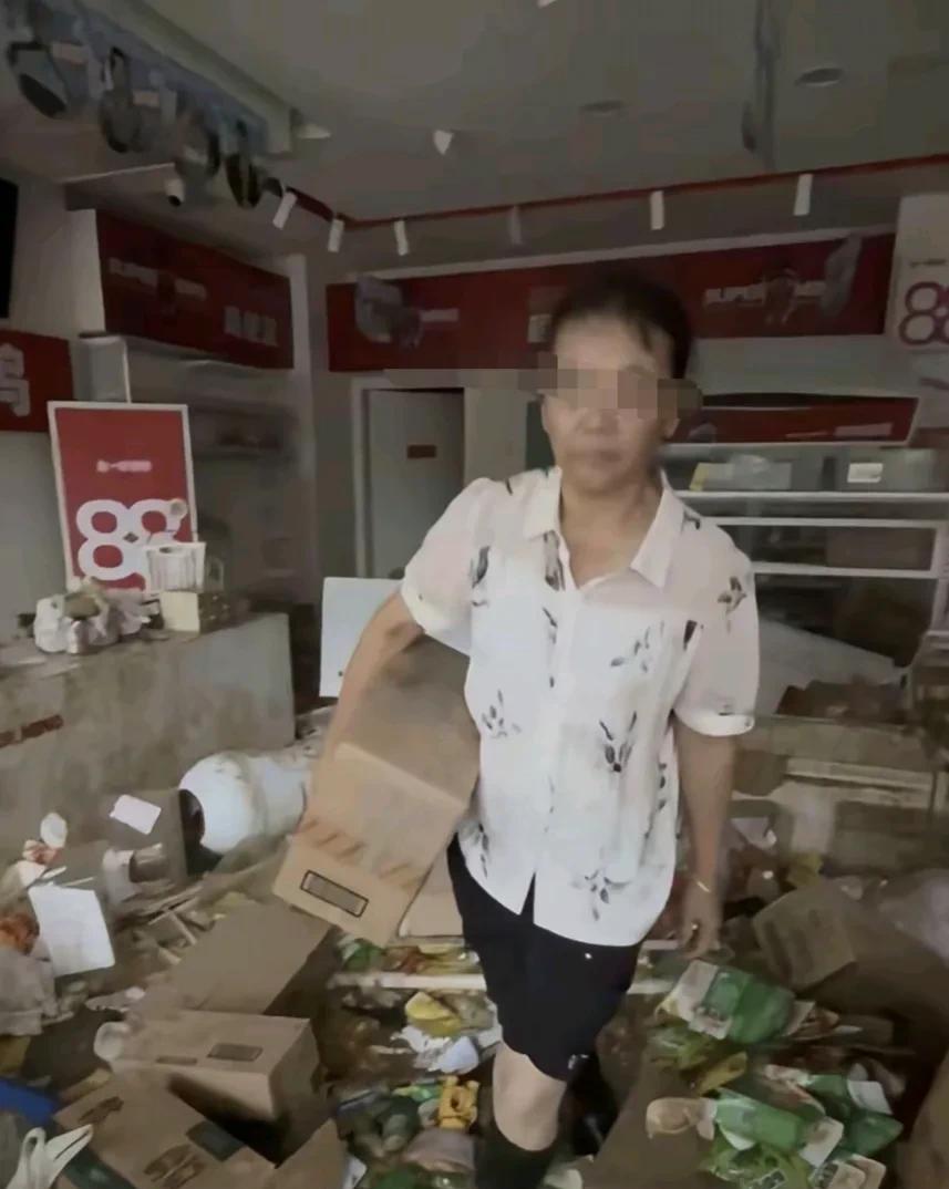 广东怀集发洪水，当地一家零食店被哄抢，天灾加上人祸，店主发声。近日，广东怀集，