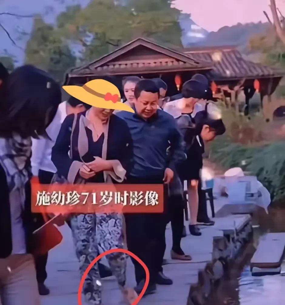 她俩婚姻关系始终牢固如一这是宗馥莉的妈妈施幼珍。在西湖旅玩时，看到湖水里有鱼时