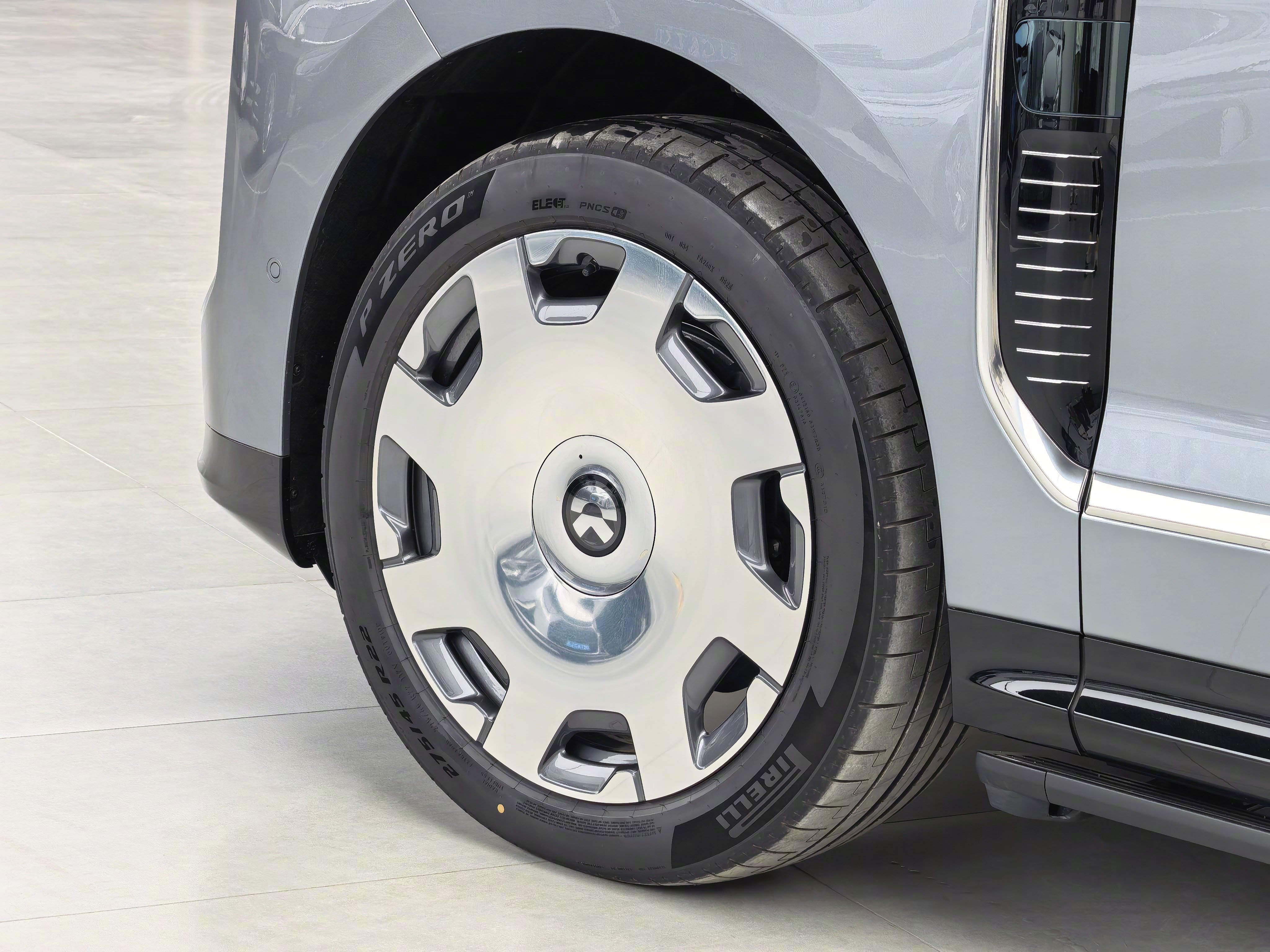 蔚来ES9到车库啦！真太霸气了！巨大！现在开拍，大家有啥问题，这里问，我仔细体验