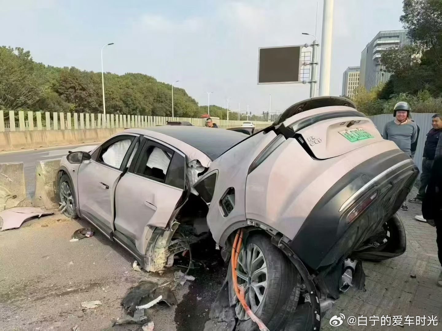 这撞的可真狠啊！具体碰撞速度和撞击时的情况咱不了解，所以也不能说车撞成两半了就不