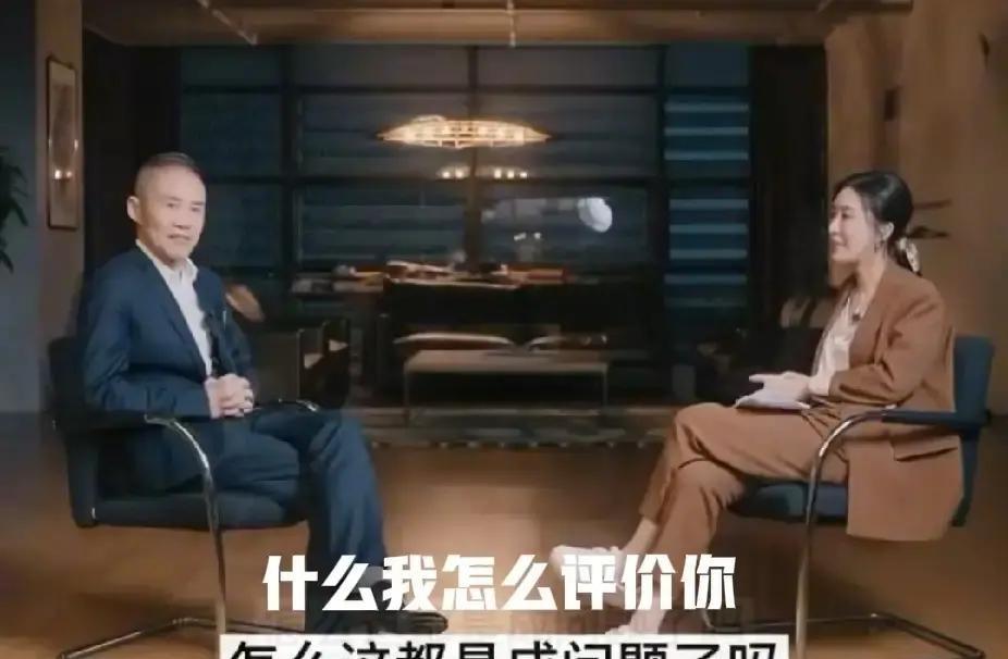 72岁王石被年轻妻子堵在墙角逼问：“你怎么评价我？”他低头找词的样子，像极了