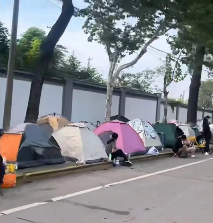 一大波年轻人奔武汉，看见翻倍涨价的酒店扭头就支起了帐篷，这操作真不是硬扛，是把旅