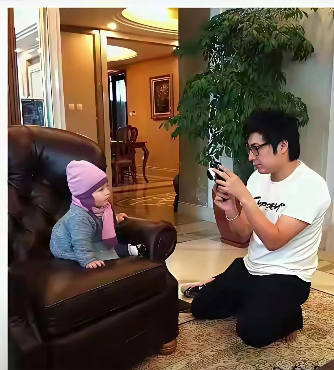 王诗龄，从小家里装修就很豪华，光这颗大树就充满了无限生机。