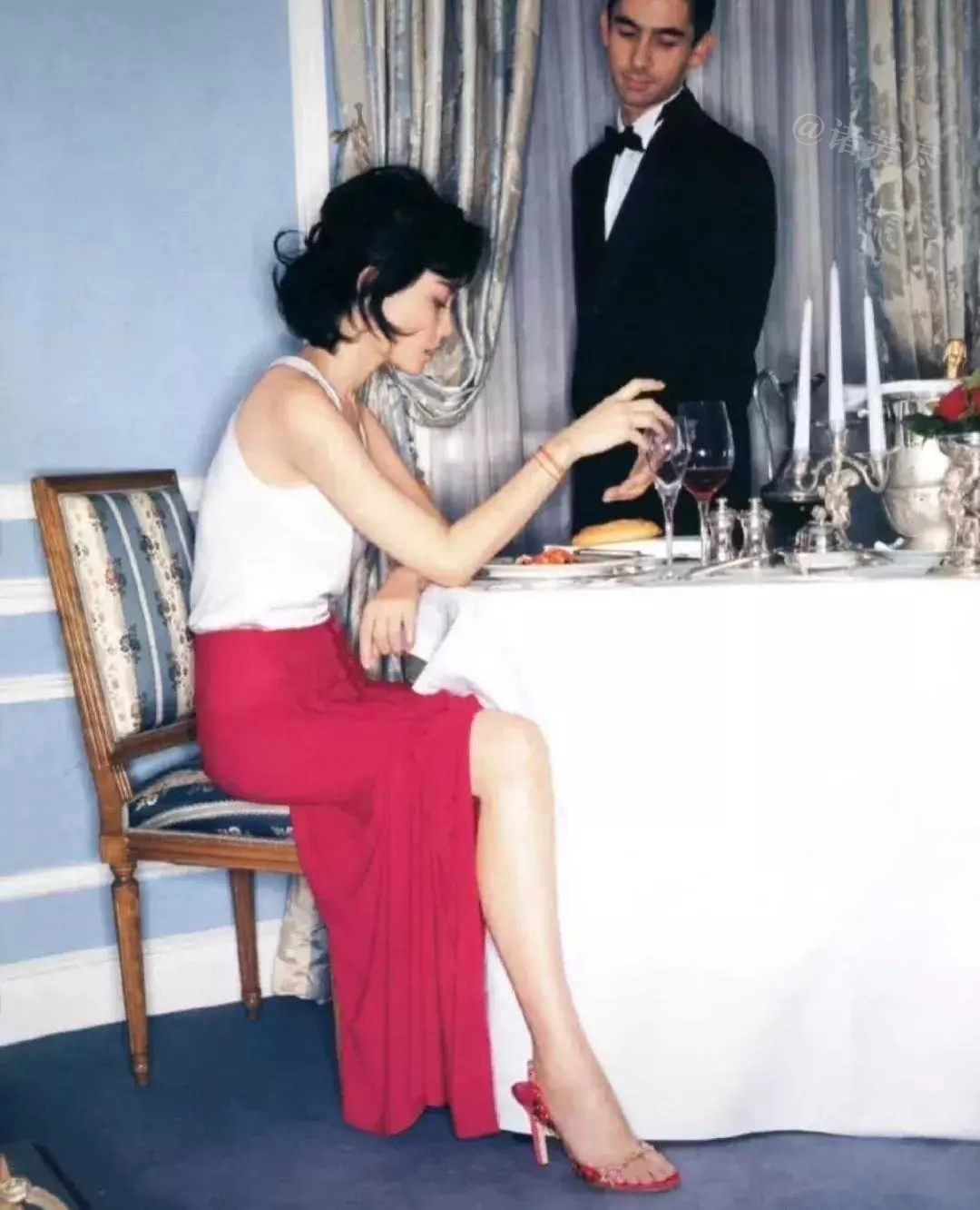 1994年，香港半岛酒店。25岁的王菲正吃着早餐，被人随手一拍，就成了流传三十年