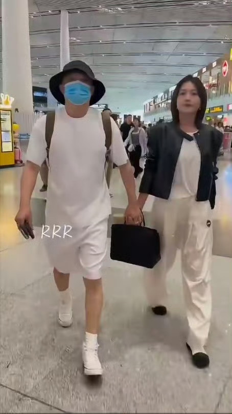 怪不得包文婧无时无刻都在宣誓主权生了两个孩子，人生跟一个男人绑定20余年，付出投入成本极高。孩子还小