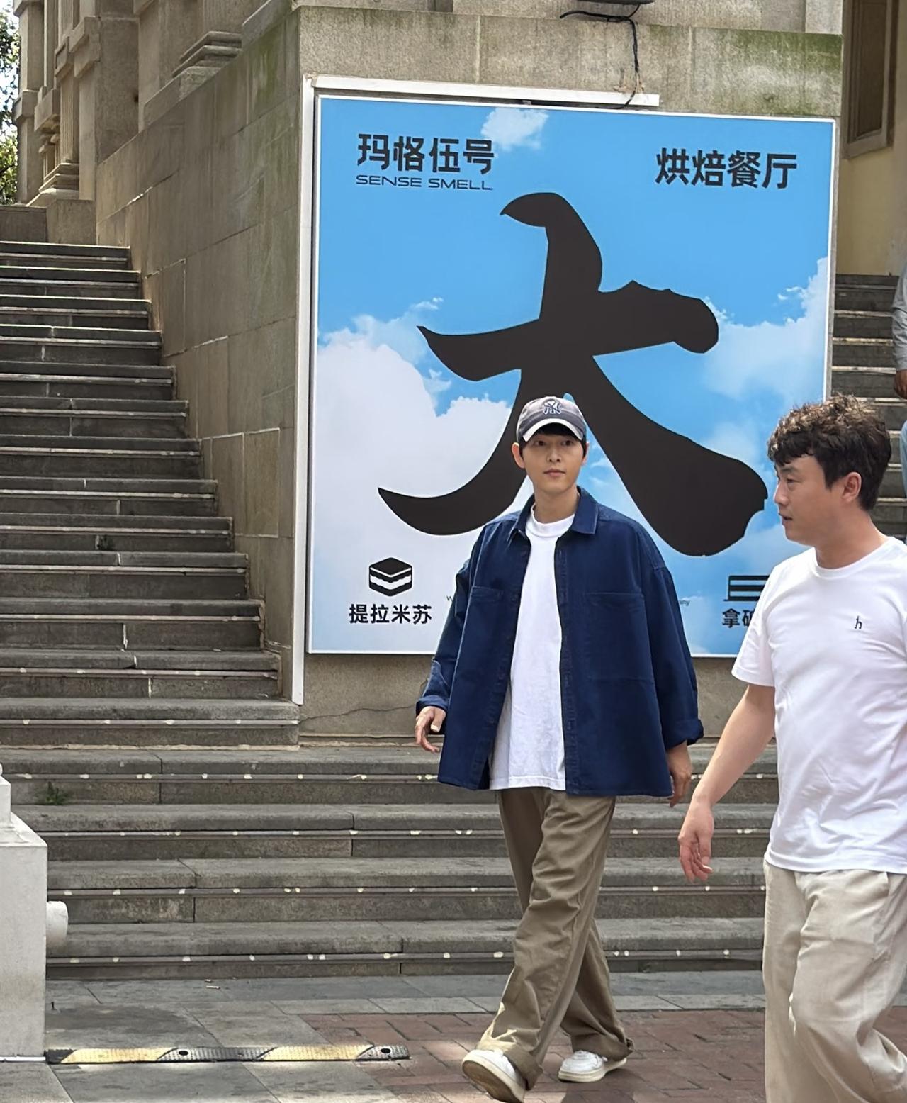 大连东港偶遇韩国明星宋仲基，他不愧是韩娱公认的童颜，真人气质干净斯文好年轻！穿