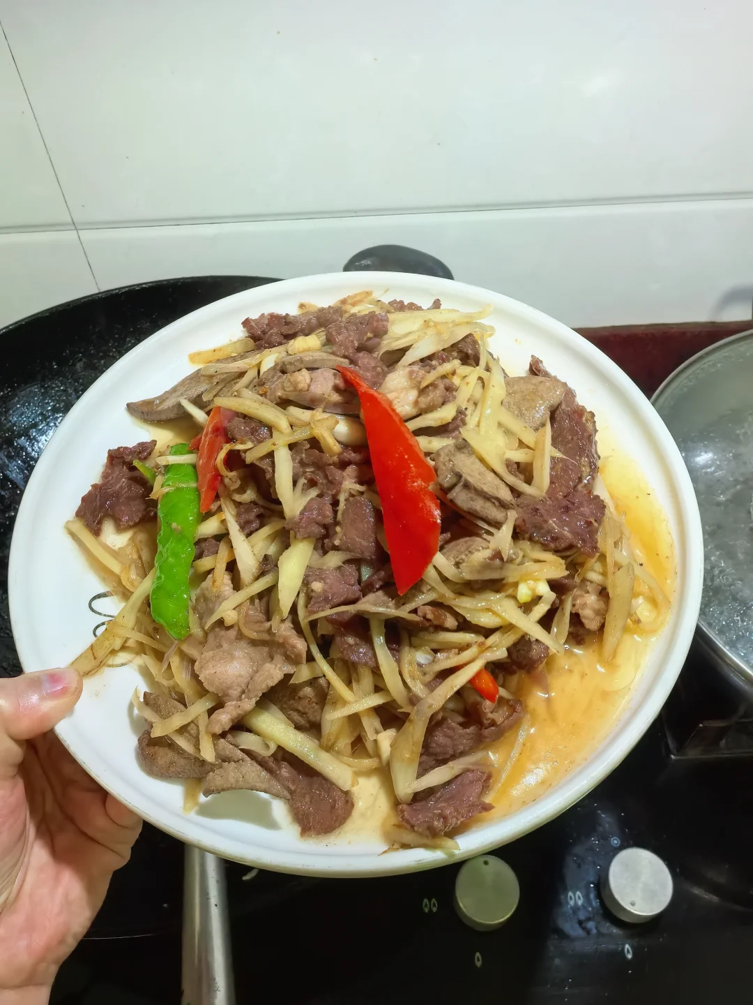 妈妈说广东这个季节吃子姜炒肉最去湿气了！