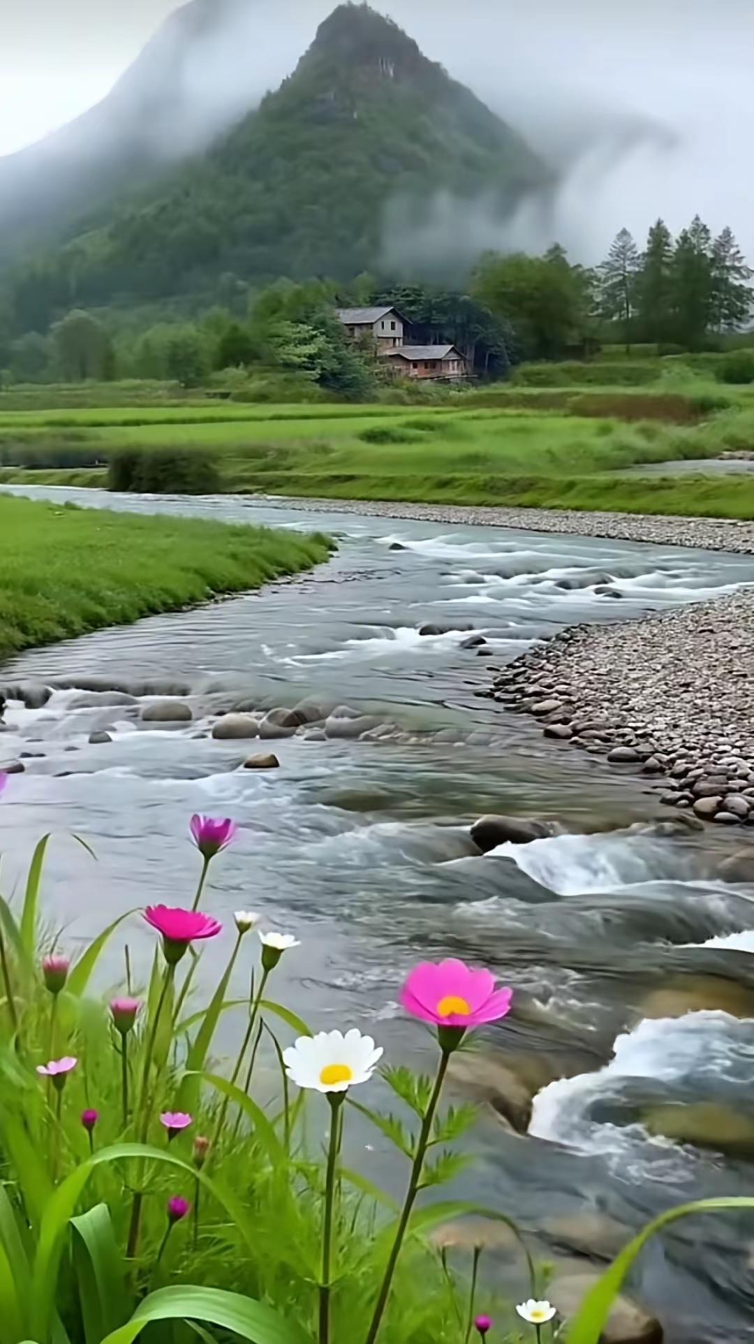 溪水的魅力从不喧哗，也不张扬只在低谷里，静静流淌绕过顽石，穿过荒凉把