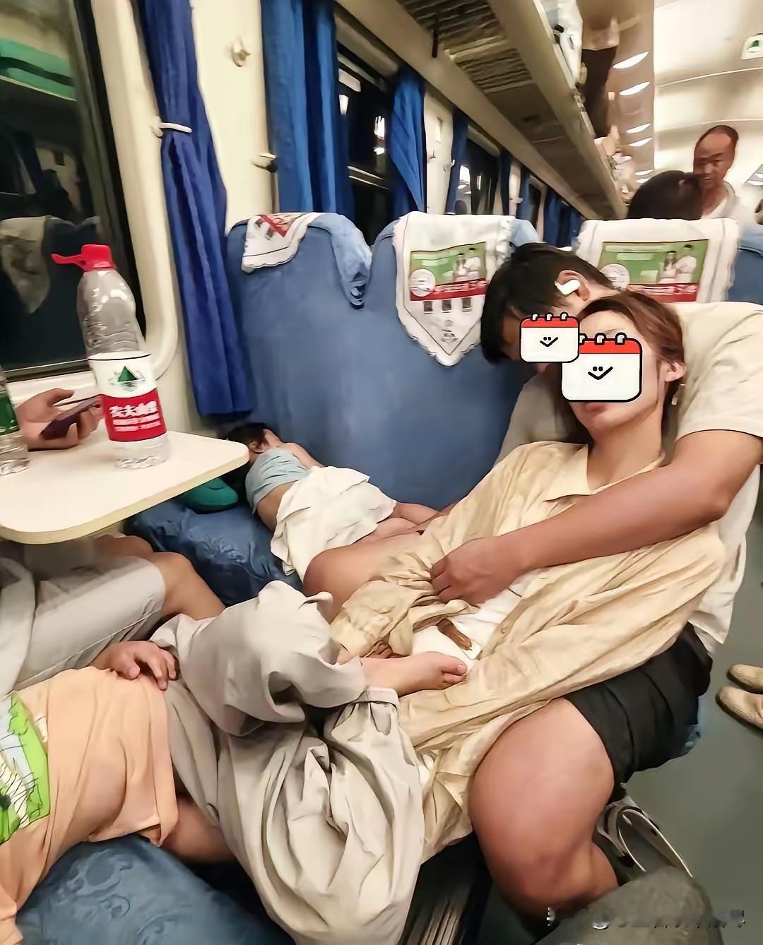 火车上这对带着孩子的年轻夫妻，小孩子占了两个座位正躺着熟睡，而妻子则是斜着身子靠