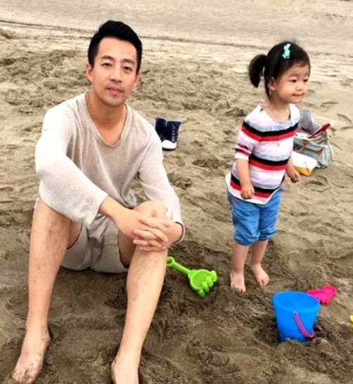 端午节，汪小菲台北家里陪伴二娃。他突然喊道：汪希玥！給爸爸倒杯水，你去别让阿