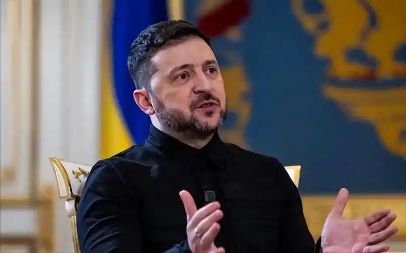 泽连斯基终究还是低头了。苦撑四年，家底都快输光了。人口骤降1500万，外援彻底断